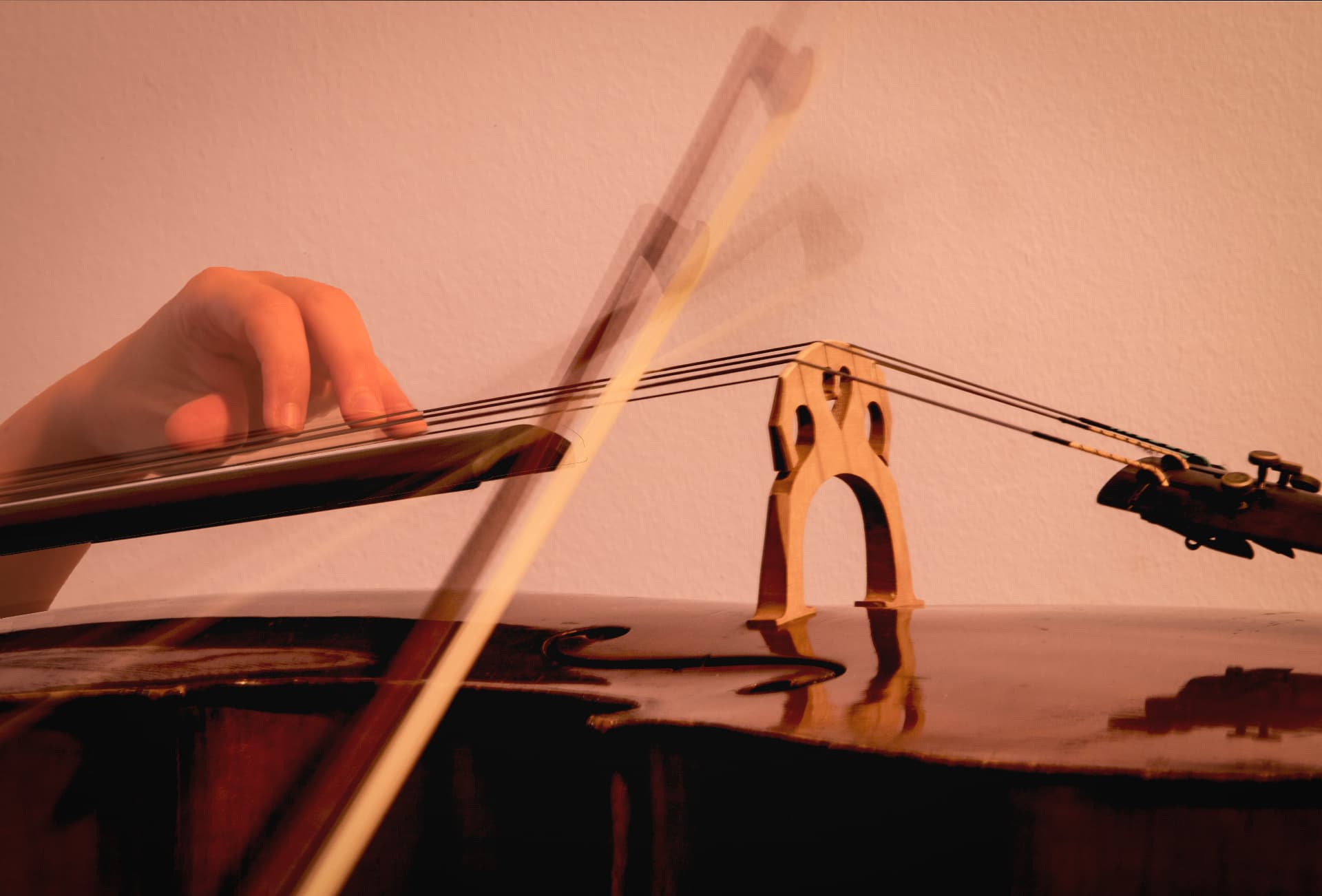 Un arco sobre las cuerdas del violonchelo